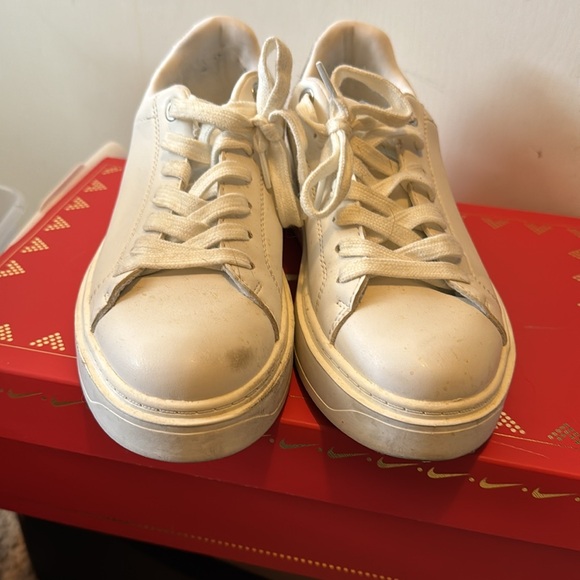 Steve Madden white leather coated shoes with rhinestone heel. Size 9 - Picture 4 of 5